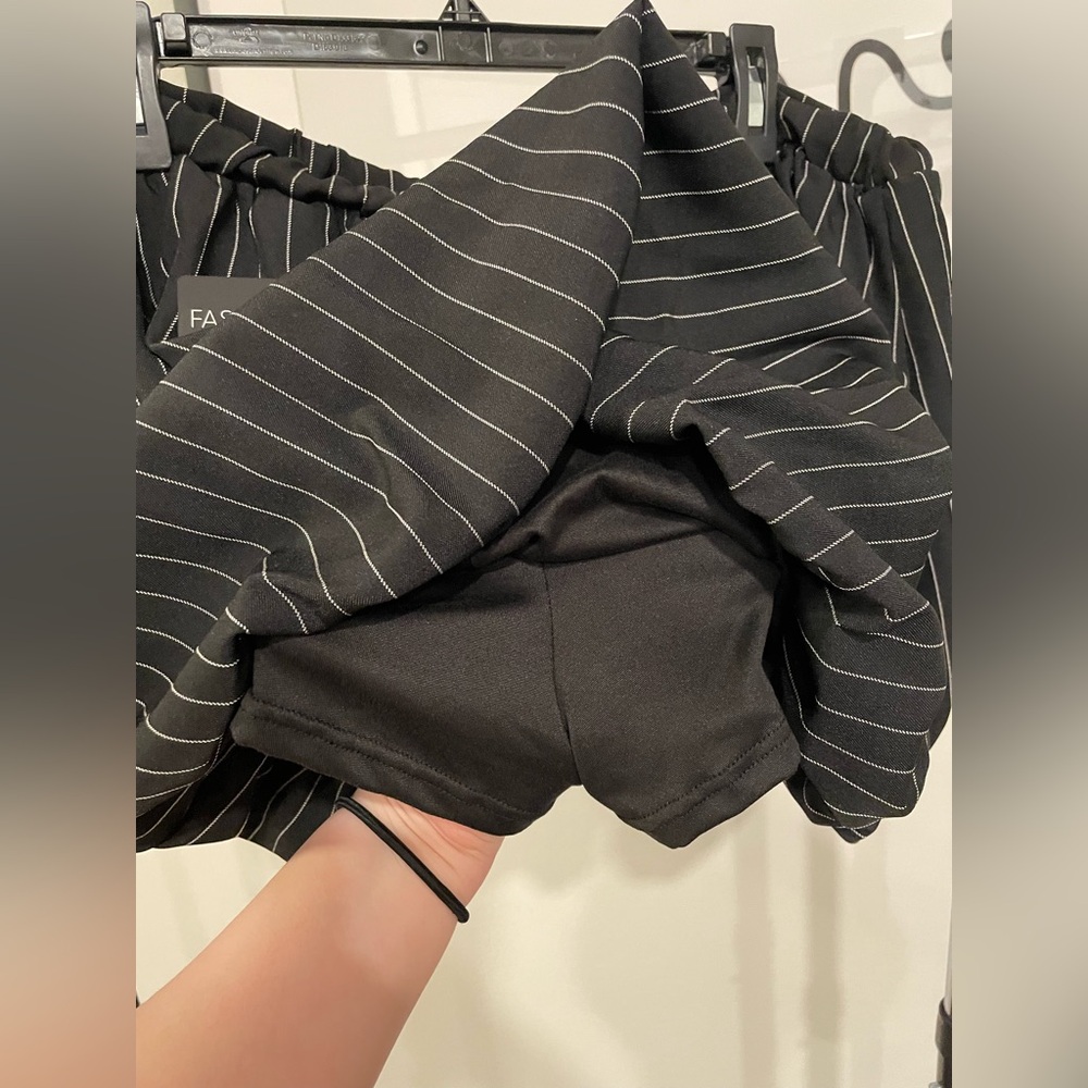 NWT Pinstripe mini bubble skort - Picture 8 of 11
